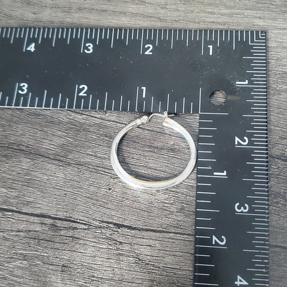 Amazon.com: Guess Smooth and Textured Wire Silver Hoop  Guess Silver Hoop‎ Earrings E1021